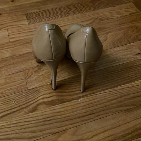 Vince Camuto tan patent leather pumps - Picture 2 of 3